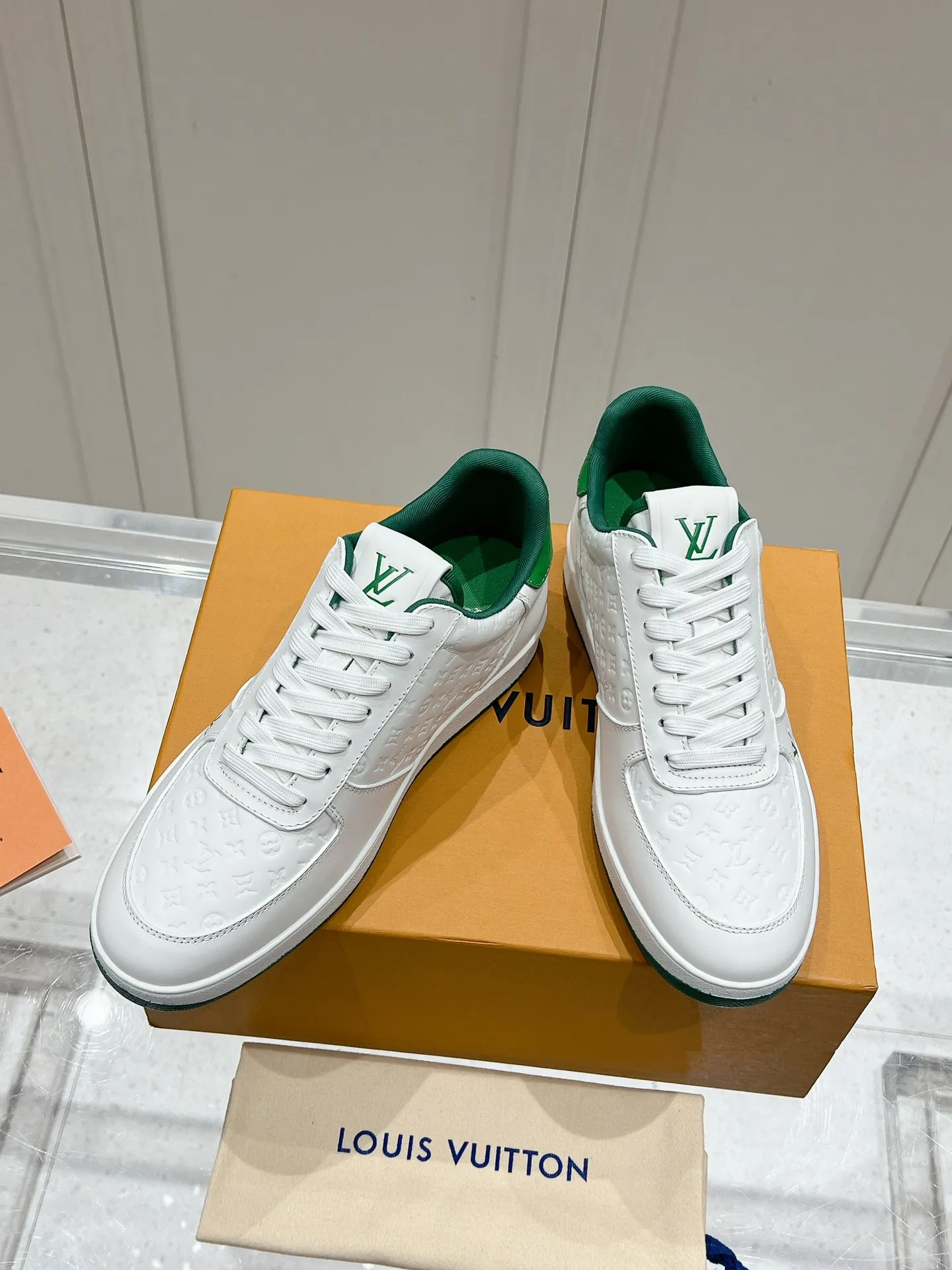 👟👟Ex-factory price 680👟👟 LV new style casual white shoes for men, simple and fashionable, light and comfortable, size: 39-44 (order 45)